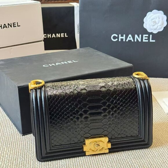 Classic CHANEL Bag: A Stylish and Versatile Choice for Elegance - Picture 6 of 6